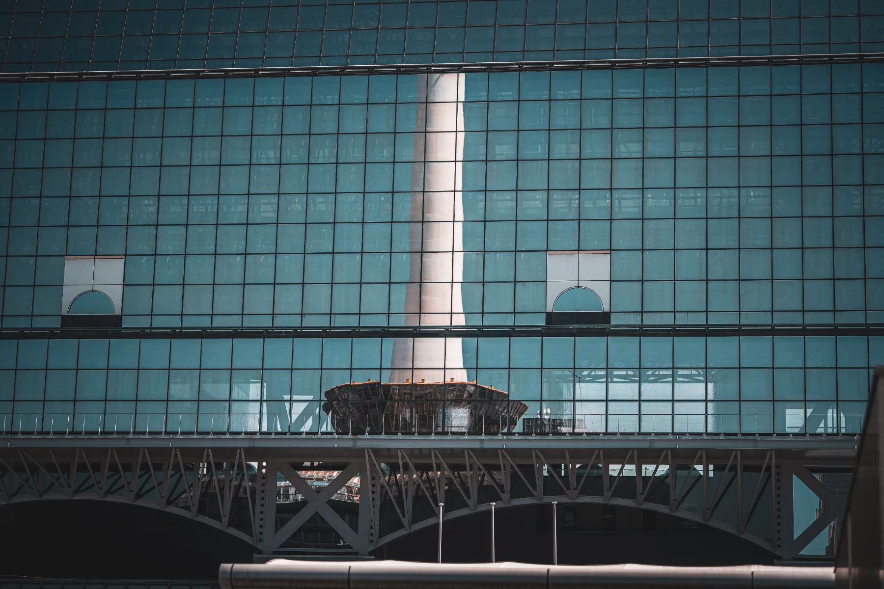 ガラスと鉄骨の建築ディテール